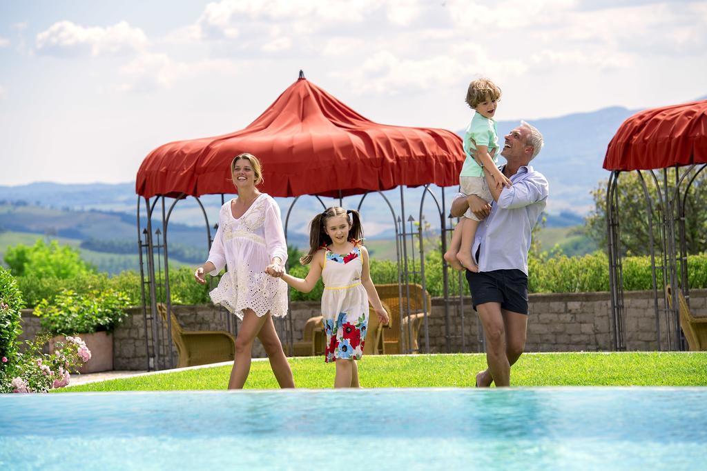 Fonteverde Lifestyle & Thermal Retreat - The Leading Hotels Of The World سان كاشانو دي باني المظهر الخارجي الصورة Family at the pool